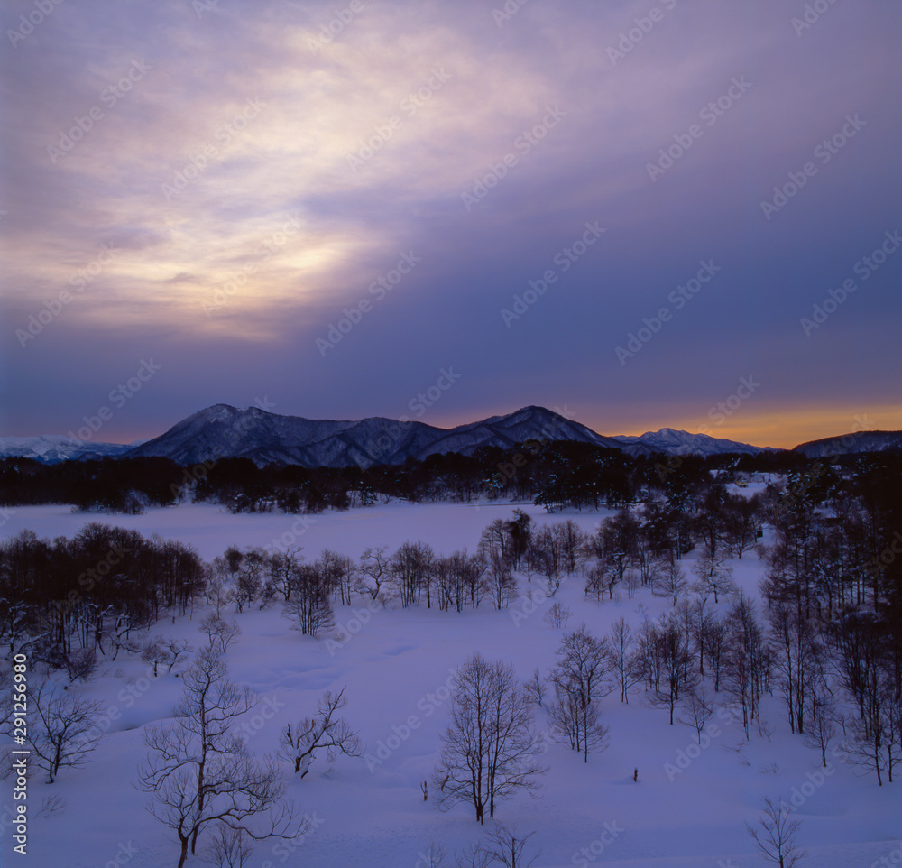 裏磐梯小野川湖（日本）が凍結した冬景色の朝焼け風景