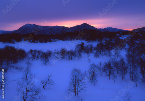 裏磐梯小野川湖（日本）が凍結した冬景色の朝焼け風景