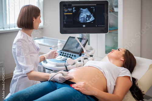 Canvas Print Pregnant woman on utltrasonographic examination at hospital