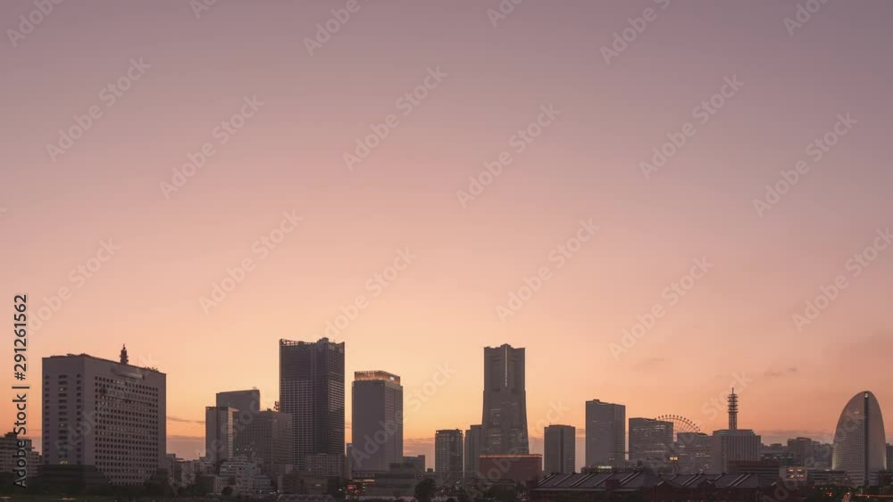 タイムラプス - 夕方から夜景へ 日本 横浜 みなとみらい チルトダウン タイムラプス - 夕方から夜景へ 日本 横浜 みなとみらい チルトダウン