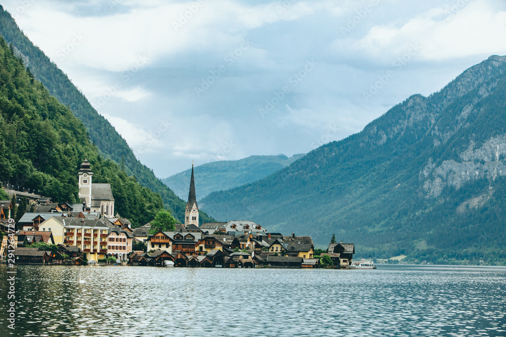Fototapeta premium widok na krajobraz miasta hallstatt w austriackich alpach