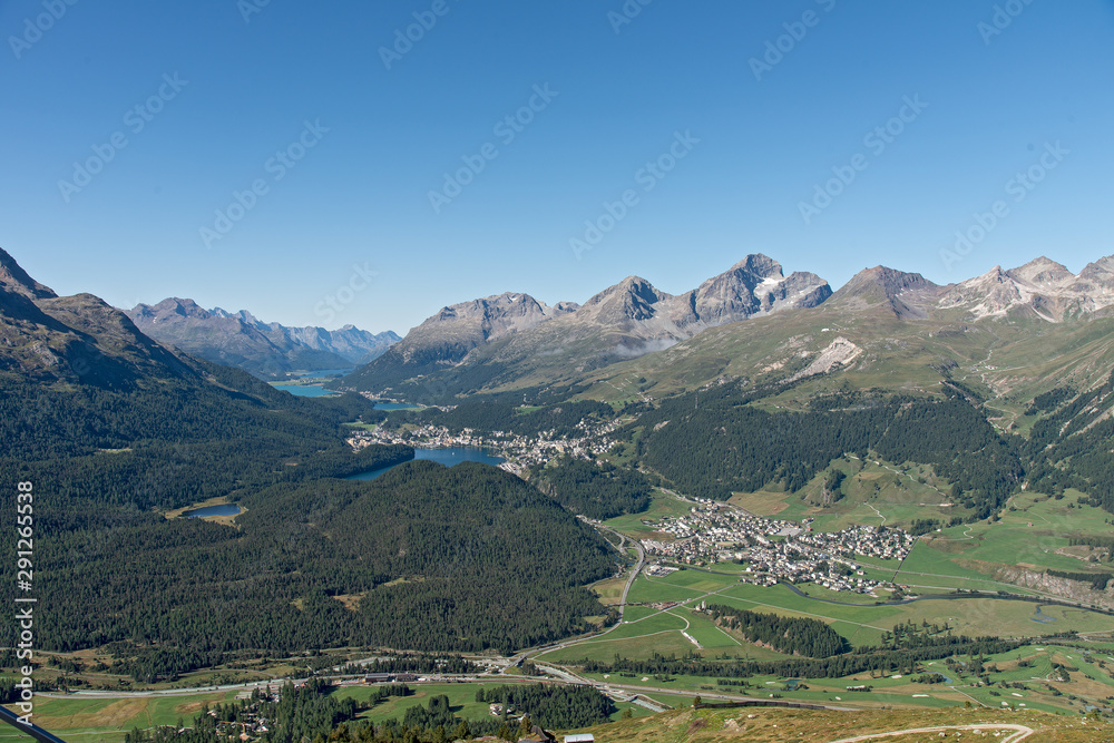 The lake region with the lakes of St. Moritz, Champfèrsee, Silvaplaner See and Silsersee is impressive. Picturesque Grisons villages, fir forests and scenic slopes