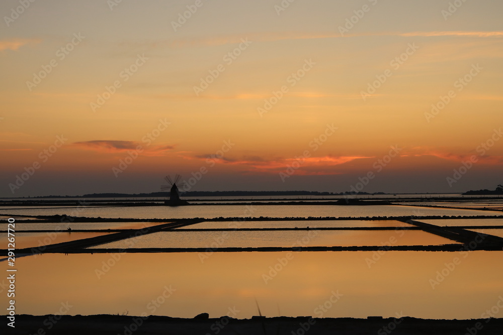 Sicilia, le Saline di Marsala al tramonto Sicilia, le Saline di Marsala al tramonto
