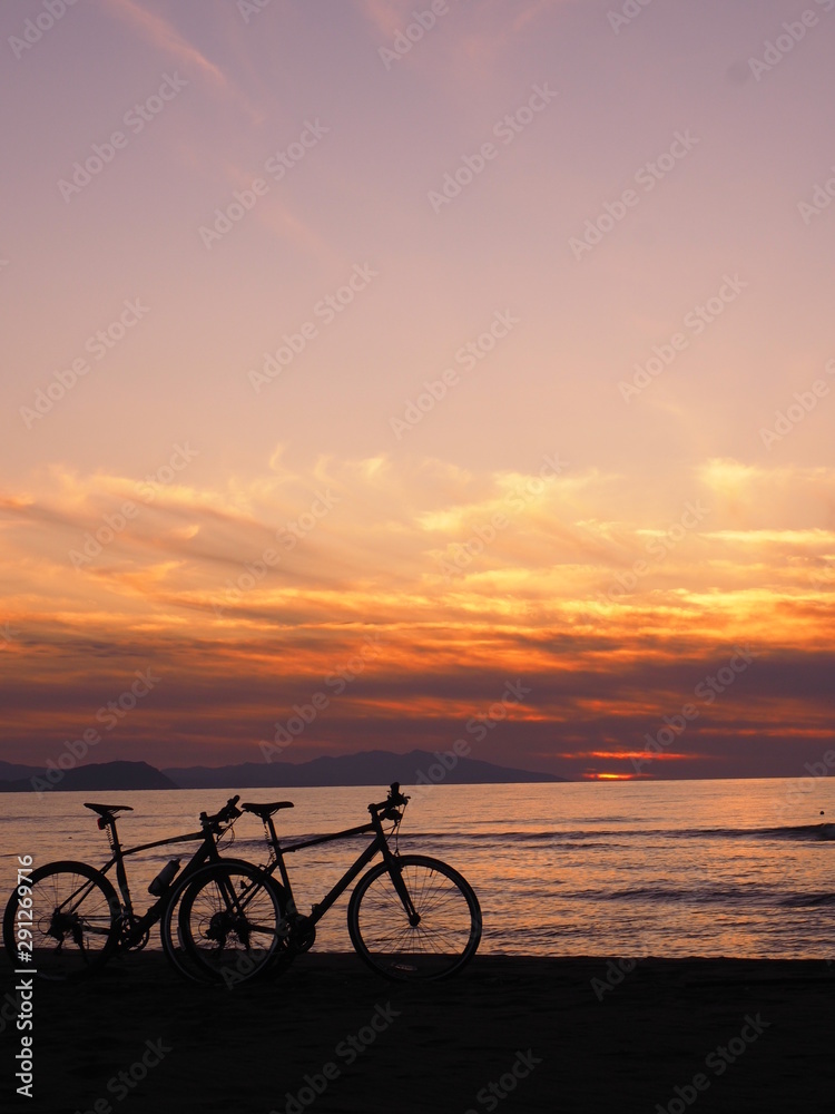 Fototapeta premium 夕焼けの海と自転車