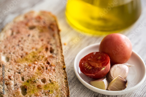 Bread with tomato and olive oil