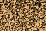 Brennholz aufgestapelt zum trocknen für die Heizperiode