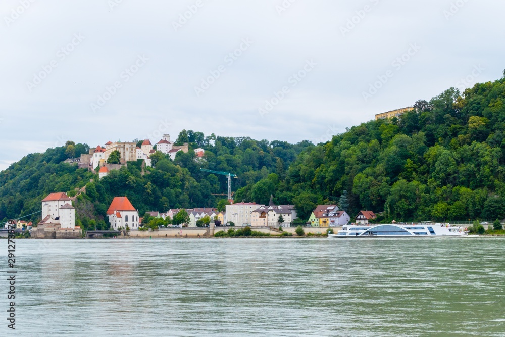 Donau und Donauufer mit Donaupromenade Passau Donau und Donauufer mit Donaupromenade Passau