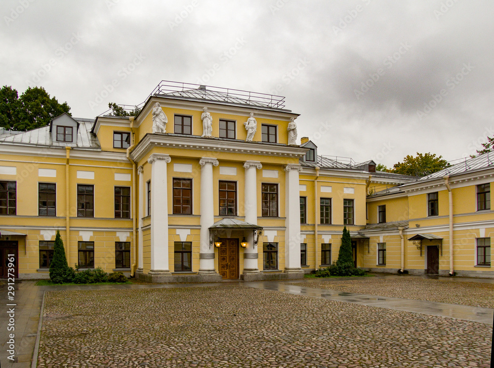 palace in saint-petersburg