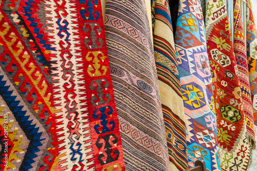 Fotografía Different traditional turkish carpets hanging on a wall on a street in old town