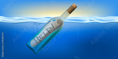 Concept du SOS avec une bouteille à la mer qui flotte avec un message de détresse appelant à l’aide à l’intérieur.
