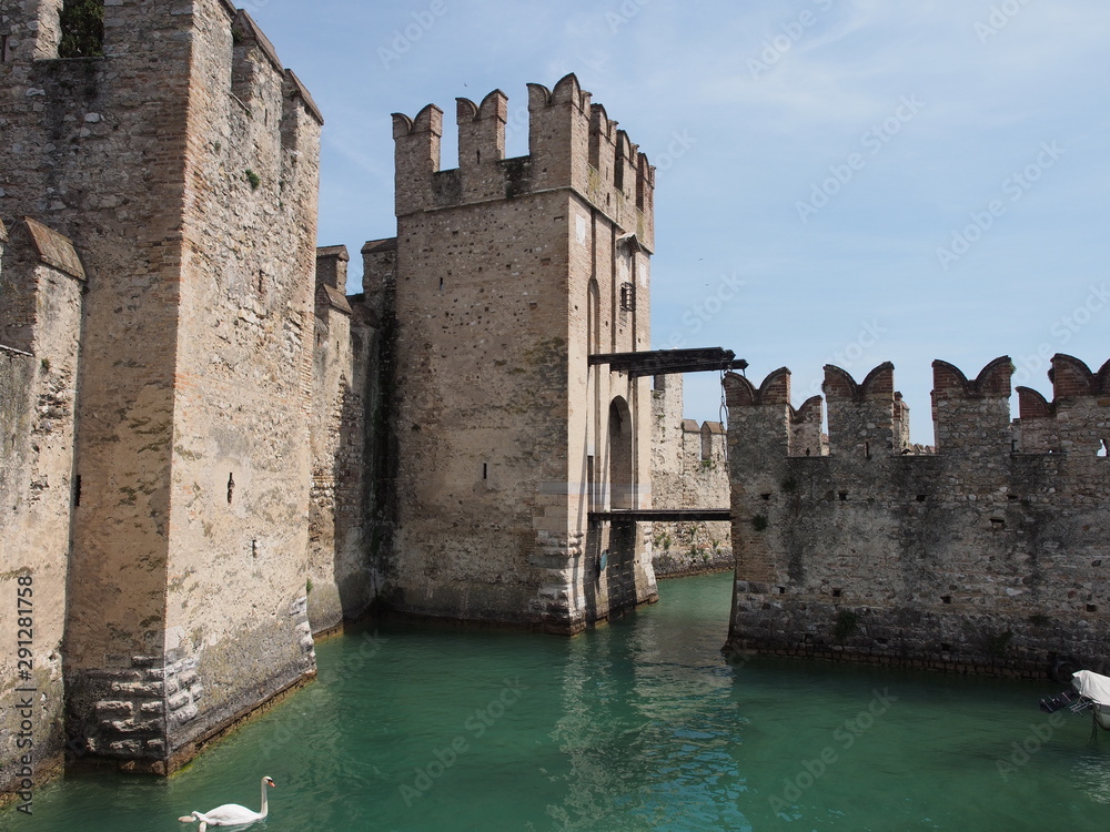 Sirmione – Altstadt mit der Rocca Scaligera – einer der schönsten Wasserburgen Europas