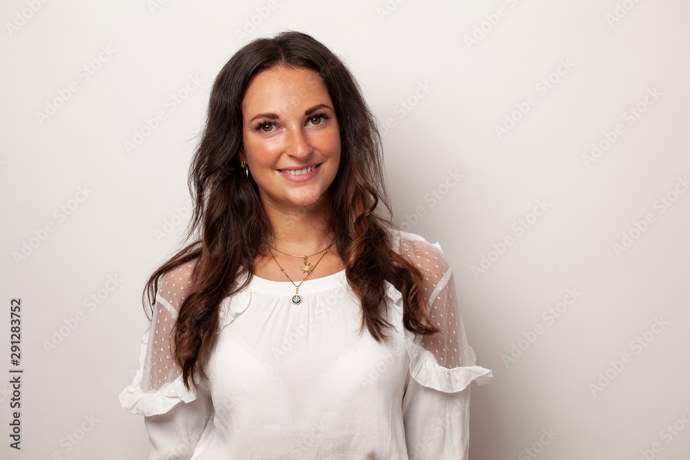 Junge Frau vor weißen Studio Hintergrund mit Platz für Text oder Werbung Junge Frau vor weißen Studio Hintergrund mit Platz für Text oder Werbung