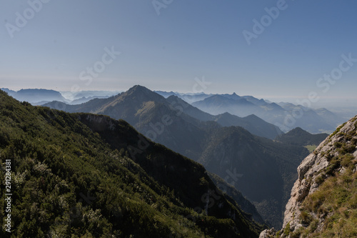 Berglick vom Hochfelln im Chiemgau bei Sonne udn blauen Himmel im Herbst