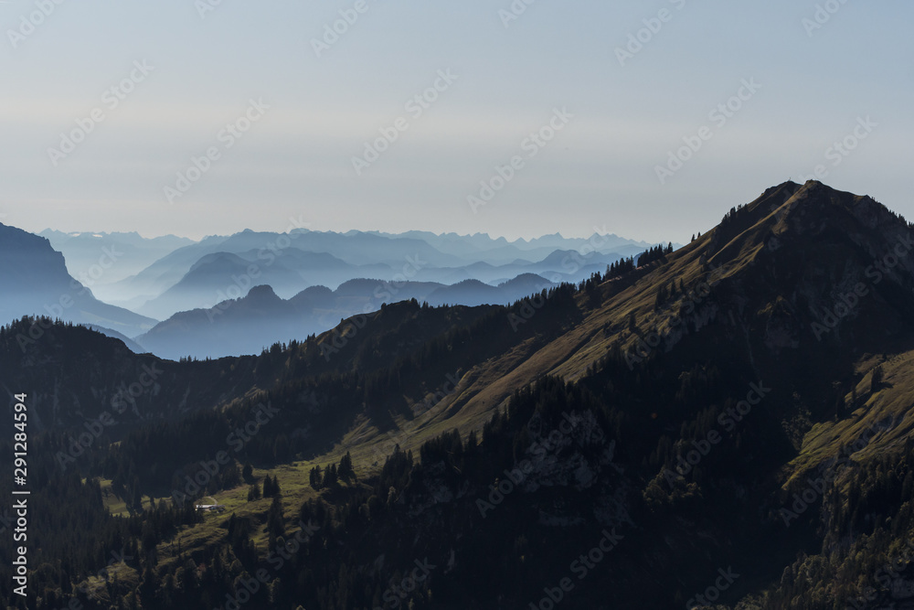 Blick von Hochfelln nach Westen bei Sonne  und blauem Himmel