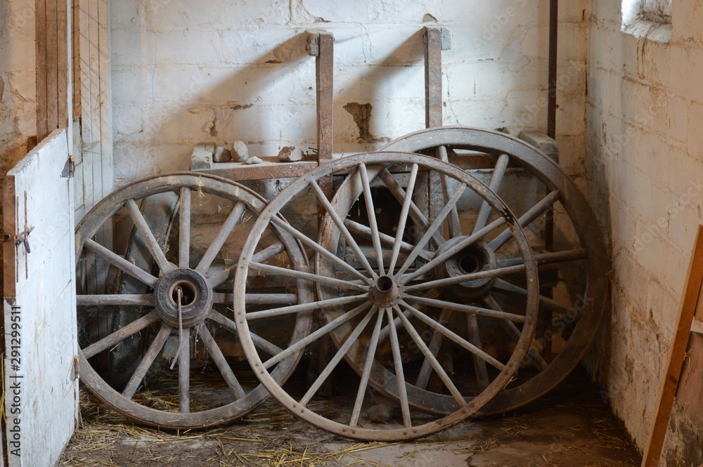Obraz premium Old wagon wheels in the barn