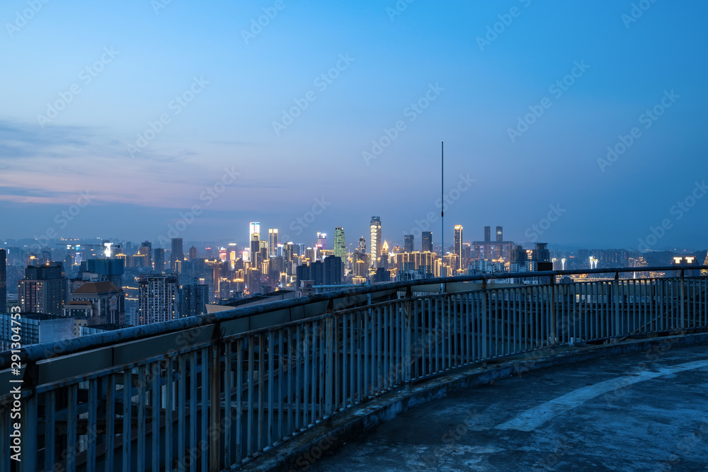 At night, a panoramic view of the city on the roof of Chongqing, China