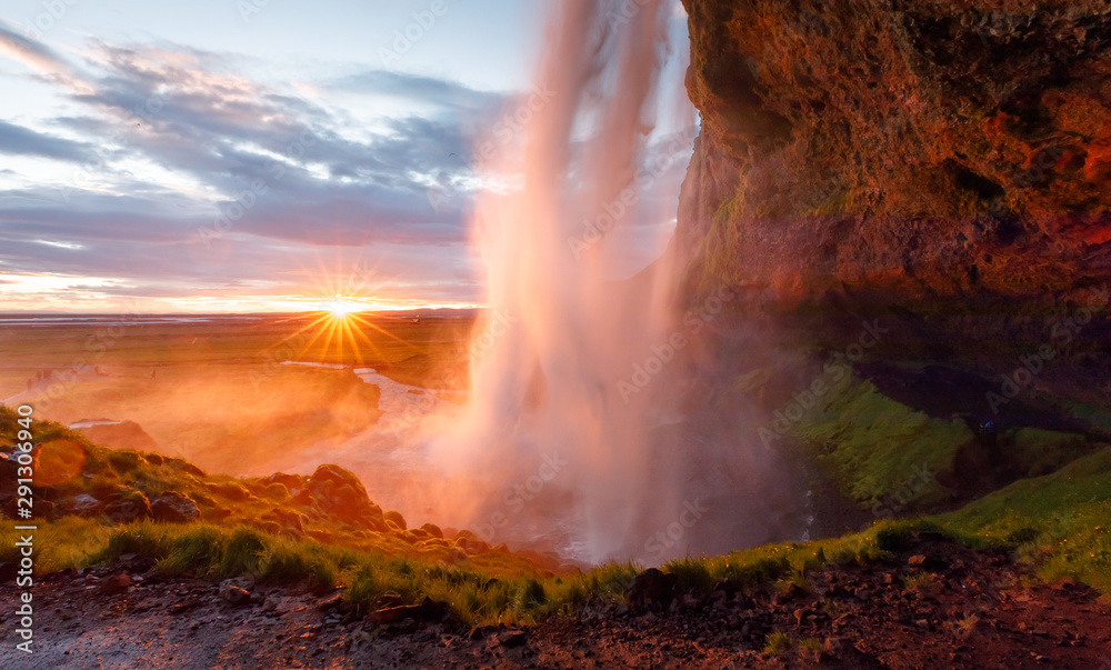 Obraz premium Waterfall Seljalandsfoss in Iceland, beautiful sunset golden hour scenery.