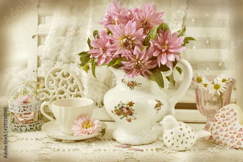 Obraz pęczek różowej dalii w porcelanowym dzbanku w stylu vintage