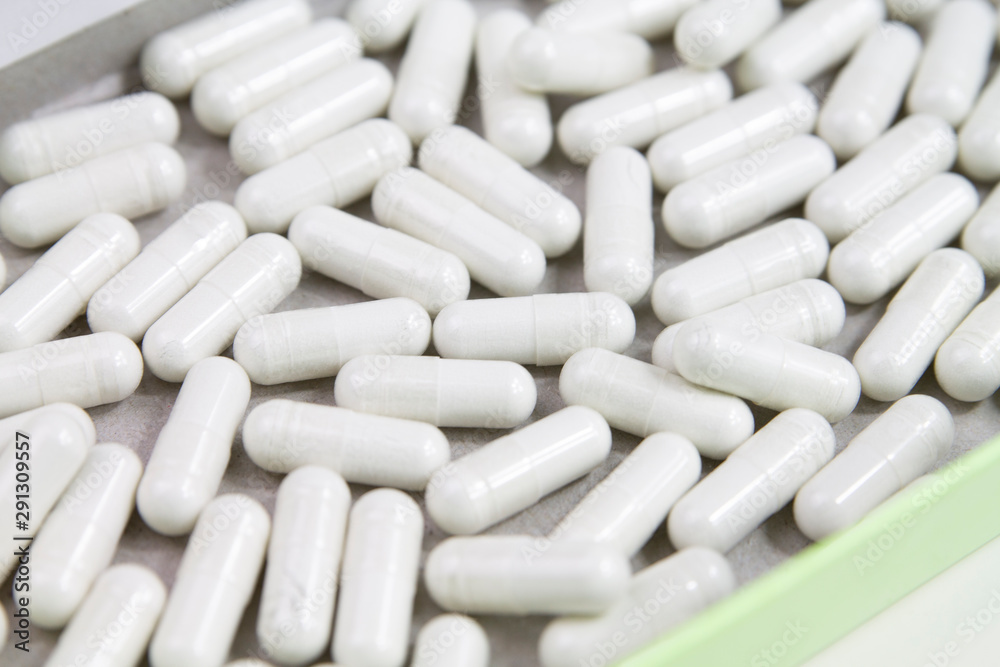 weiße Pillen in Kapsel form Medizin oder Suplimente weiße Pillen in Kapsel form Medizin oder Suplimente