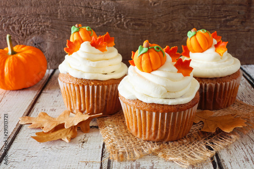 Fotografie Fall pumpkin spice cupcakes with creamy frosting and autumn toppings