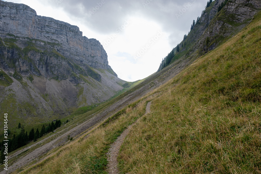 Bergwanderweg von Innereriz über die Sichle nach Merligen (Schweiz, Bern, Berner Oberland)