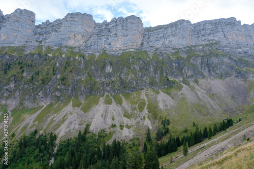 Bergwanderweg von Innereriz über die Sichle nach Merligen (Schweiz, Bern, Berner Oberland) photo