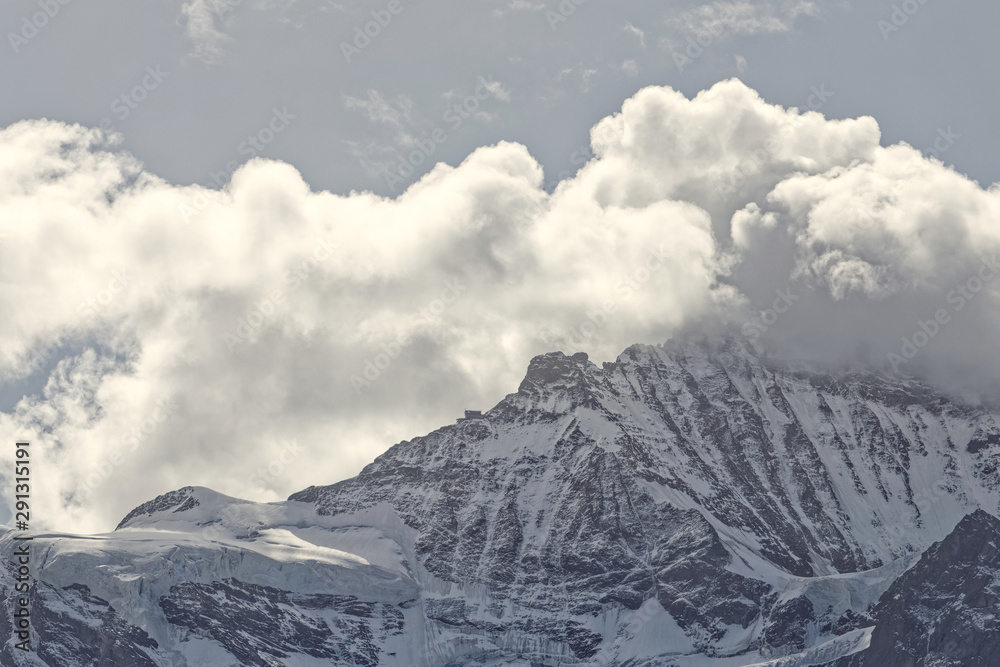 Fototapeta premium Nuages sur la Jungfrau