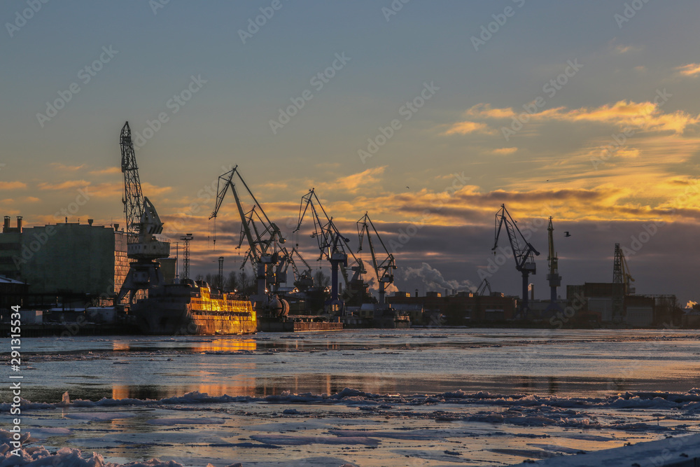 Obraz premium cargo freight ship in sunset