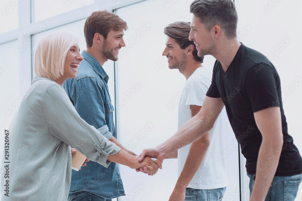 Obraz premium colleagues shaking hands in the office lobby