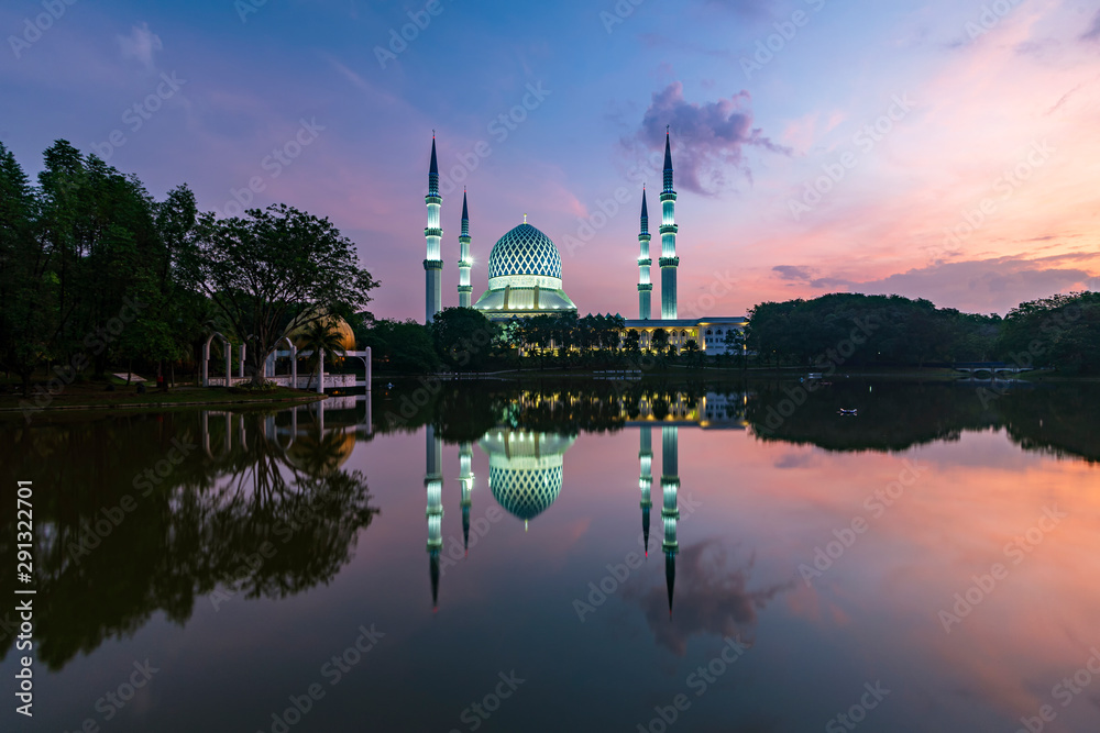 Naklejka premium Majestice view of Sultan Salahuddin Abdul Aziz Shah mosque in the morning by the lakeside at Shah Alam, Selangor.