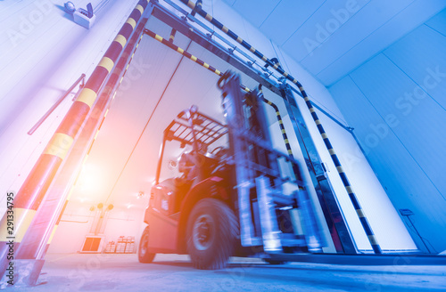 Slika na platnu Forklift in a large industrial freezer warehouse