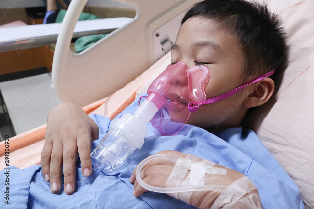 Integraal Antagonisme Aanzienlijk Boy patient with asthma allergy using the asthma inhaler.Inhaler mask for  treatment in hospital.Health asthmatic in hospital.healthcare and medical  concept Stock Photo | Adobe Stock