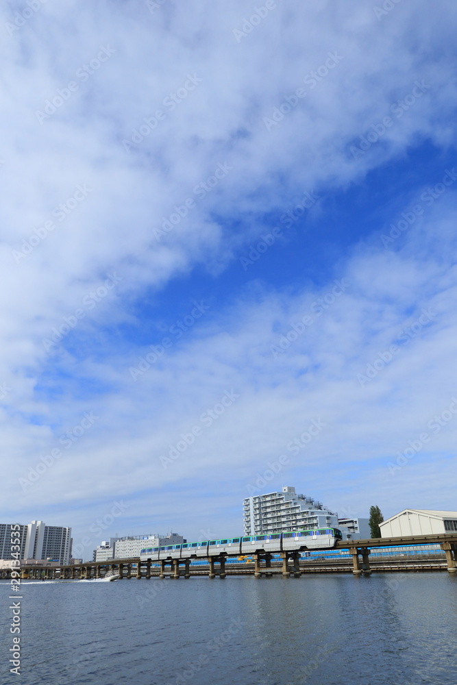 京浜運河とモノレールとモーターボート