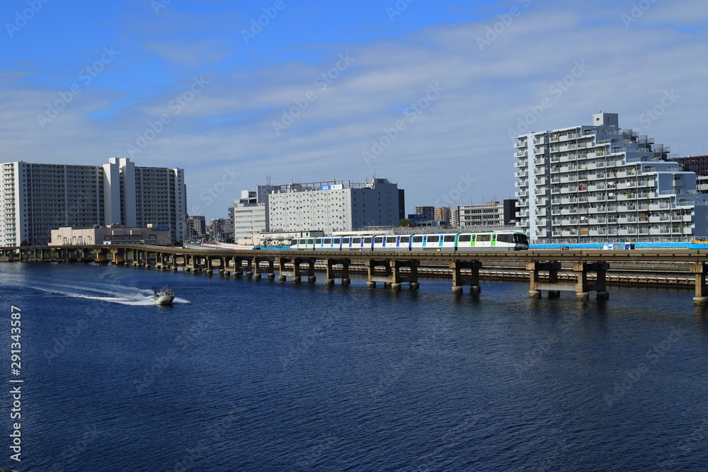 京浜運河とモノレールとモーターボート