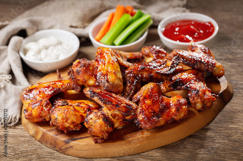 Foto plate of grilled chicken wings