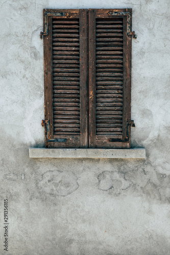 old window with shutters, window closed, building with cracked facade, old wall