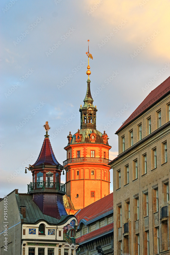 Fototapeta premium Turm der Nikolaikirche in Leipzig leuchtet in der Abendsonne