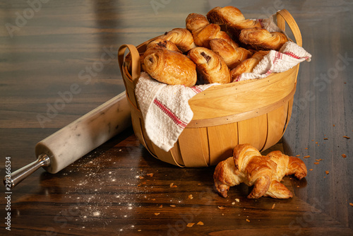Cuadro en lienzo country style basket of breakfast breads, pastries, and croissants