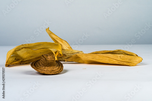 Composición con hojas de maíz y sombrero