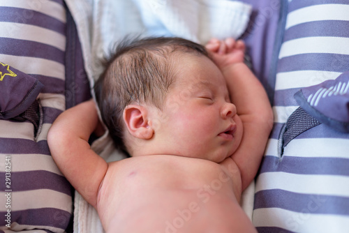 Bebe dormido en hamaca para bebés 