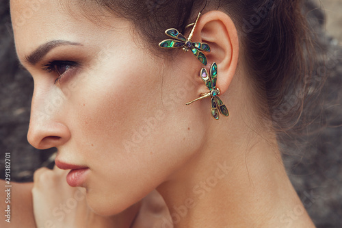 Foto woman profile portrait with kaff on ear with bright dragonfly under the sun ligh