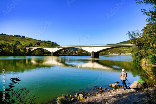 Obraz na plátně Idyllic spot on the river Mosel with a view of the moselle bridge and the villag