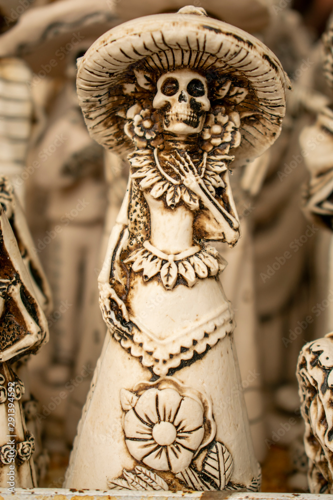 Figuras de catrina y catrin o Calavera Garbancera, con vestuario mexicano,  es una representación de la muerte e ícono de la cultura mexicana, durante  las festividades del día de muertos foto de