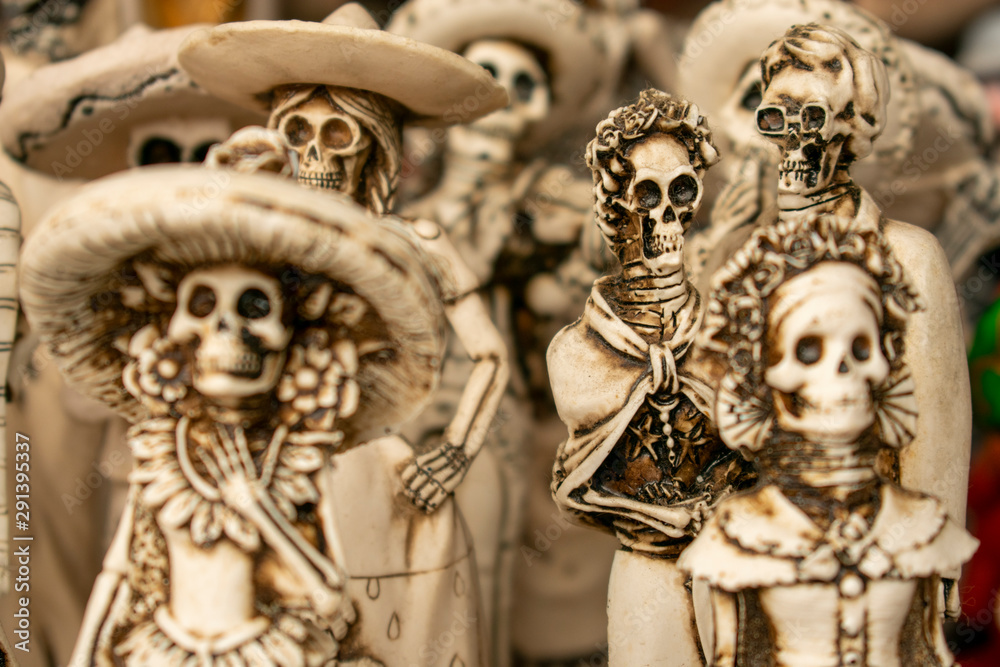 Figuras de catrina y catrin o Calavera Garbancera, con vestuario mexicano, es una representación de la muerte e ícono de la cultura mexicana, durante las festividades del día de muertos
