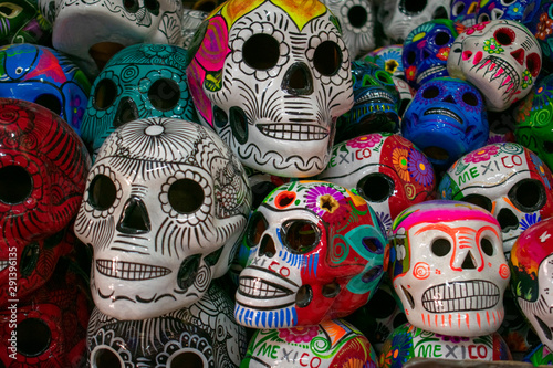 Artesanía mexicana: calaca de barro pintada con colores. Una calaca es una figura de un cráneo o esqueleto comúnmente utilizado para la decoración durante el festival del Día de Muertos