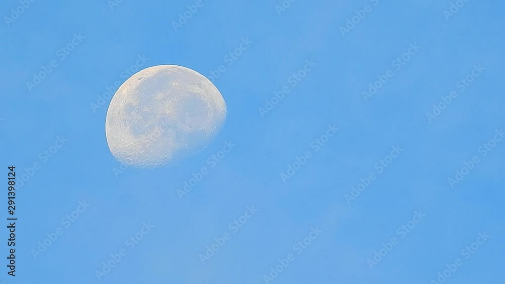 早朝の青空に輝く白い月、薄雲が煙のように立ち昇る、月イメージ素材 早朝の青空に輝く白い月、薄雲が煙のように立ち昇る、月イメージ素材
