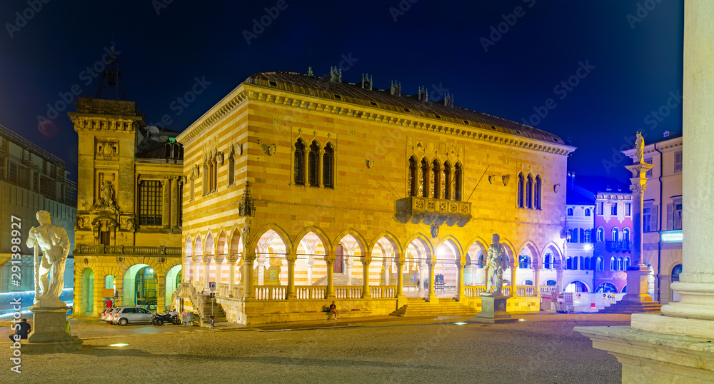 Valokuva Lighted town hall of Udine on Piazza liberta, Italy - tilaa  netistä Europosters.fi