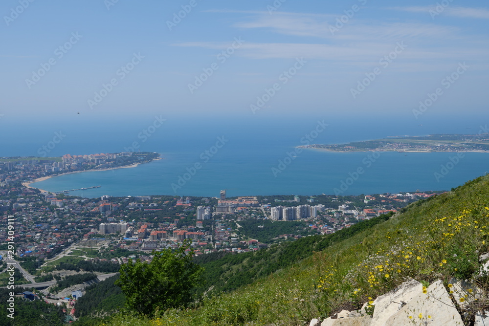 Obraz premium Mountain landscape with the sea in the background.