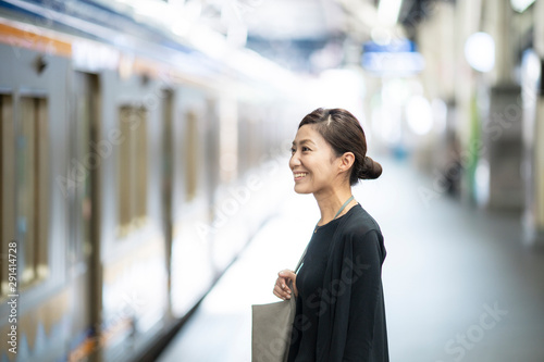 電車・女性 photo