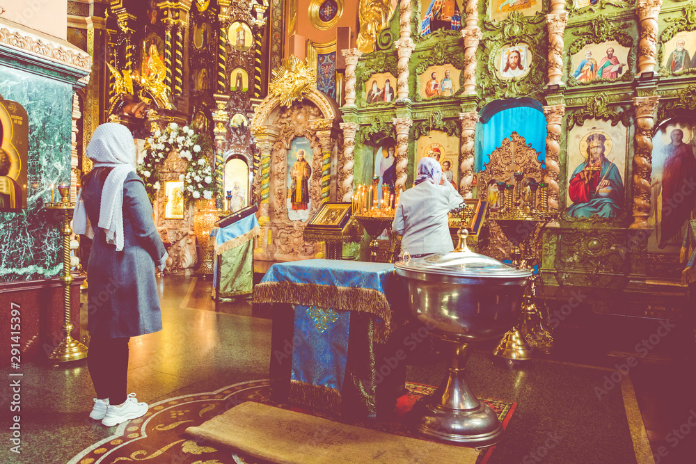 Fototapeta premium People praying in Kazan cathedral.